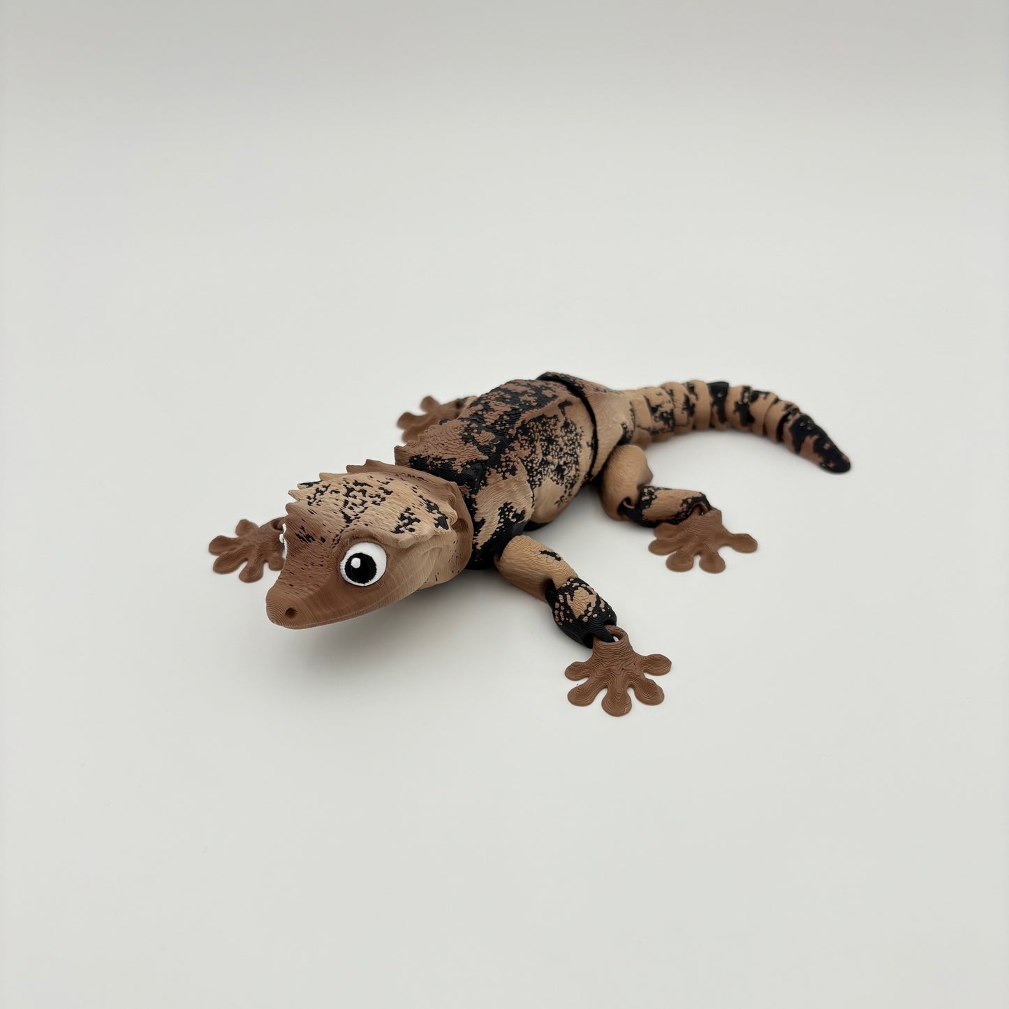 Crested Gecko - 3D Printed Articulated Lizard with Two Separate Snap-Fit Tail Options - Approx. 8" Long