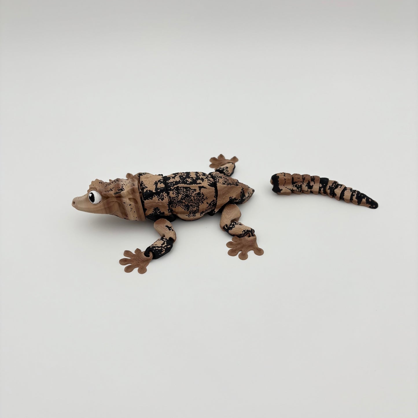 Crested Gecko - 3D Printed Articulated Lizard with Two Separate Snap-Fit Tail Options - Approx. 8" Long