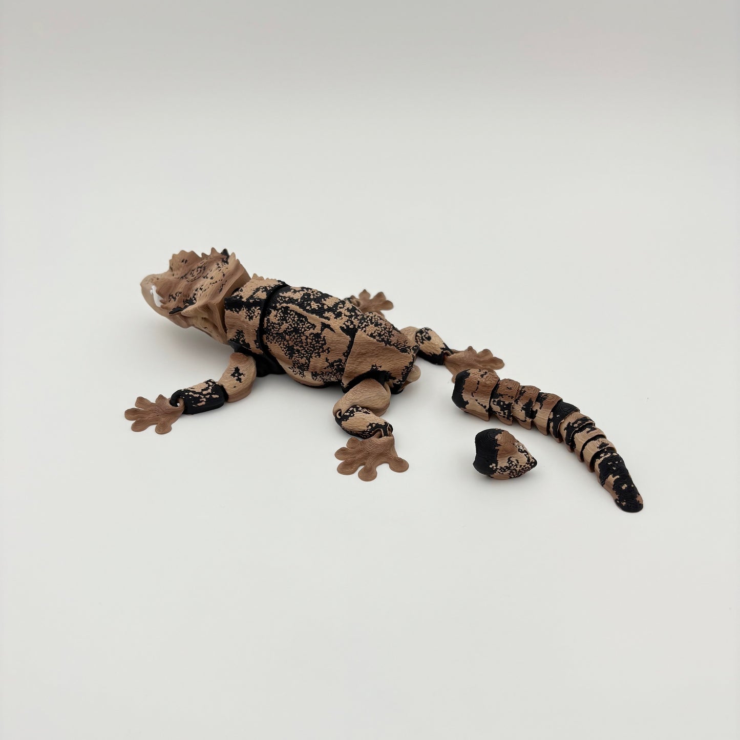 Crested Gecko - 3D Printed Articulated Lizard with Two Separate Snap-Fit Tail Options - Approx. 8" Long