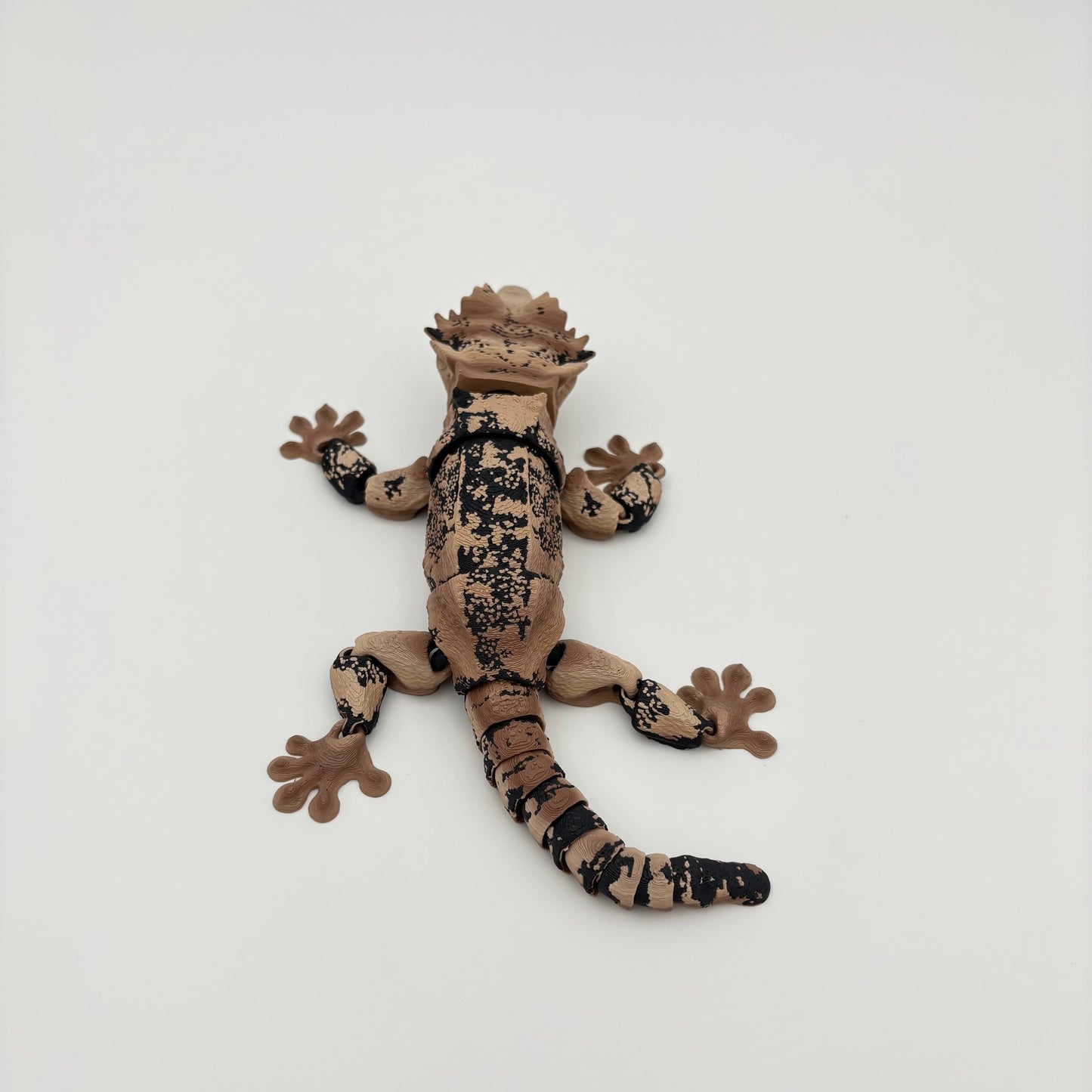 Crested Gecko - 3D Printed Articulated Lizard with Two Separate Snap-Fit Tail Options - Approx. 8" Long