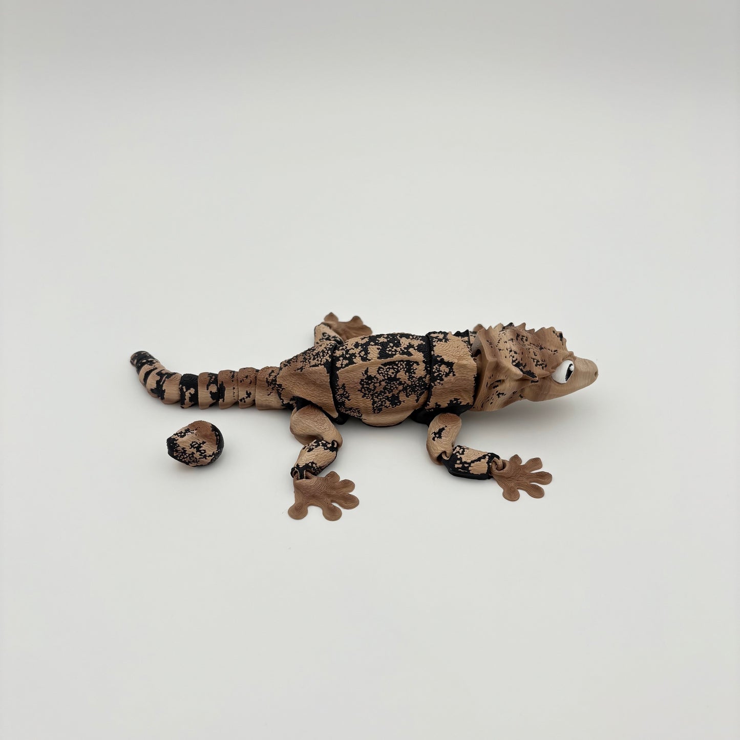 Crested Gecko - 3D Printed Articulated Lizard with Two Separate Snap-Fit Tail Options - Approx. 8" Long